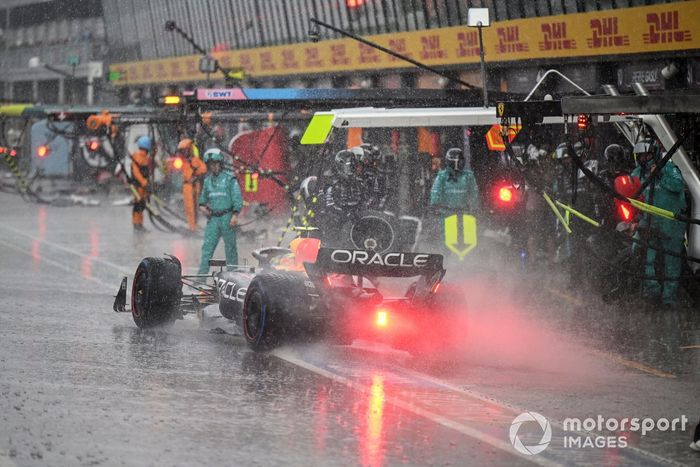 Sergio Pérez, Red Bull Racing RB19, hace una parada en boxes