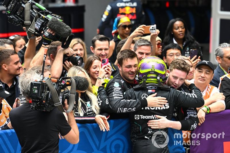 Lewis Hamilton, Mercedes-AMG F1 Team, 2° posizione, festeggia con il suo team in Parc Ferme