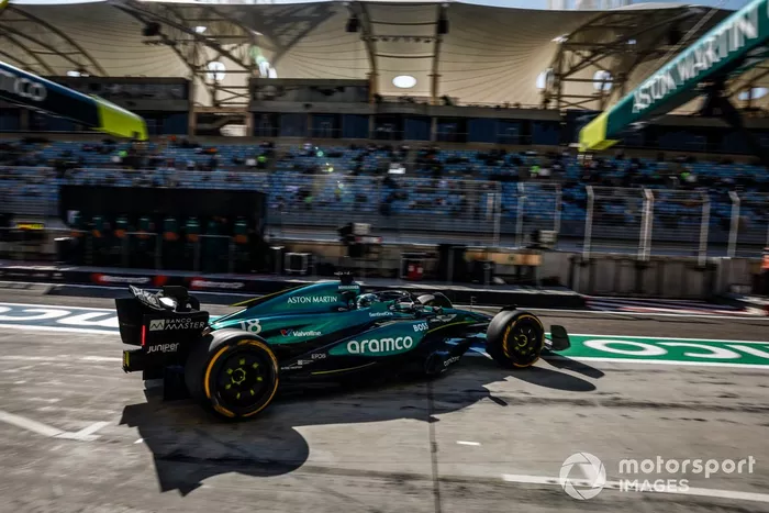 Lance Stroll, Aston Martin AMR24, dans la voie des stands 