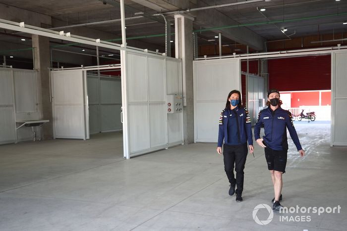 Garaje vacío del pit jueves