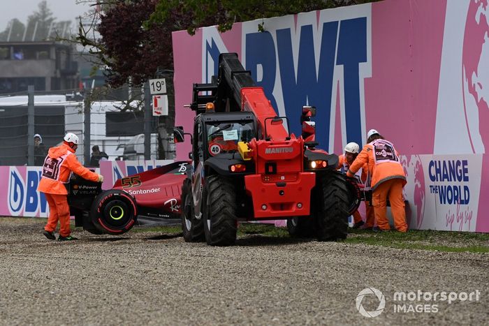Oficiales mueven el coche dañado de Carlos Sainz Jr., Ferrari F1-75