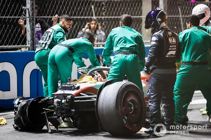 Los oficiales de pista y los médicos atienden a Mick Schumacher, Haas VF-22, tras un fuerte accidente en la Q2  
