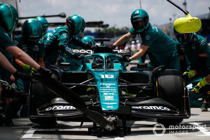 Lance Stroll, Aston Martin AMR22, en boxes