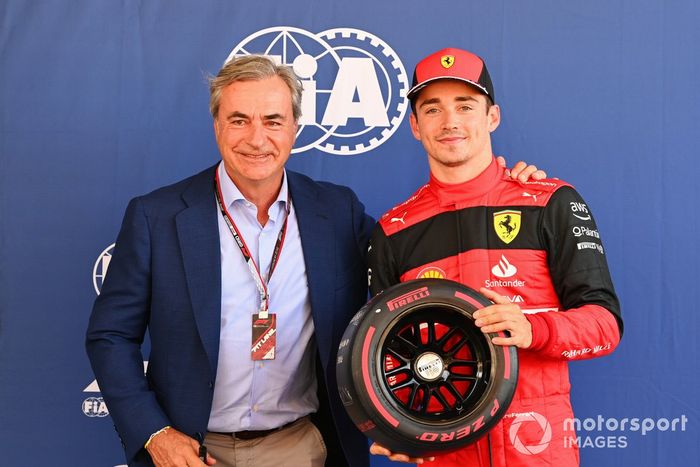 Charles Leclerc, de Ferrari, recibe su premio de la pole Pirelli de manos de Carlos Sainz Sr.