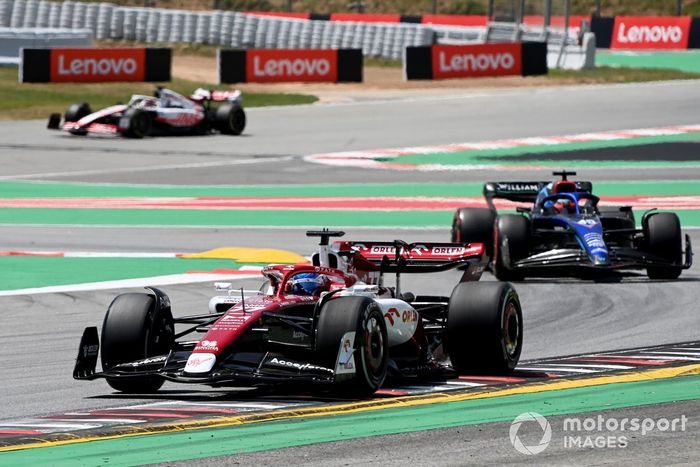 Valtteri Bottas, Alfa Romeo C42, Fernando Alonso, Alpine A522, Kevin Magnussen, Haas VF-22