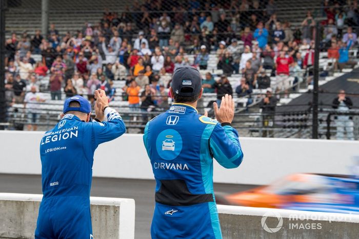 Los compañeros de equipo Tony Kanaan, Chip Ganassi Racing Honda y Jimmie Johnson, Chip Ganassi Racing Honda celebran la victoria de Scott Dixon, Chip Ganassi Racing Honda en la Pole.