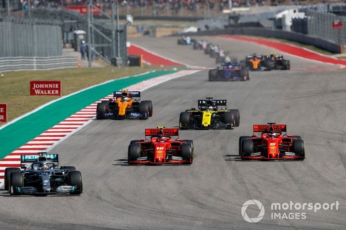 Lewis Hamilton, Mercedes AMG F1 W10, precede Charles Leclerc, Ferrari SF90 e Sebastian Vettel, Ferrari SF90