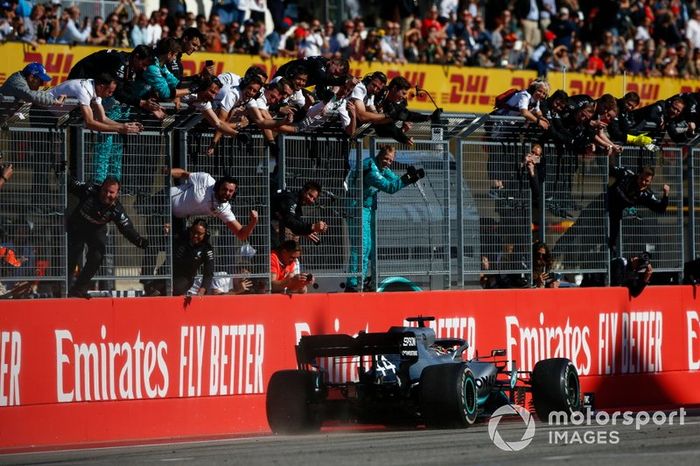 Lewis Hamilton świętuje szóste mistrzostwo świata F1 