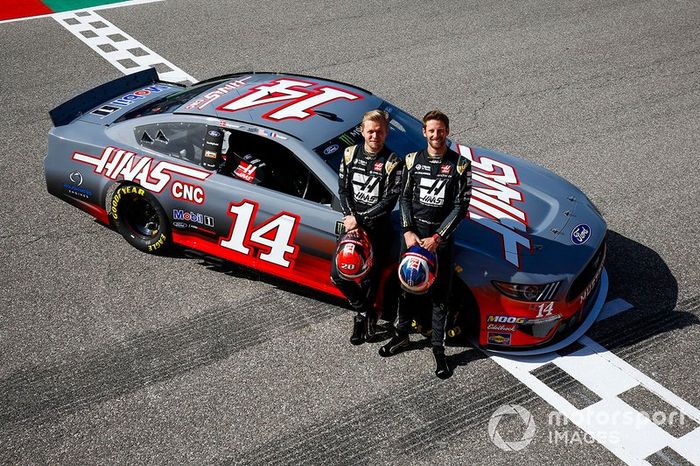 Kevin Magnussen, Haas F1 Team, y Romain Grosjean, Haas F1 Team, posan con un NASCAR