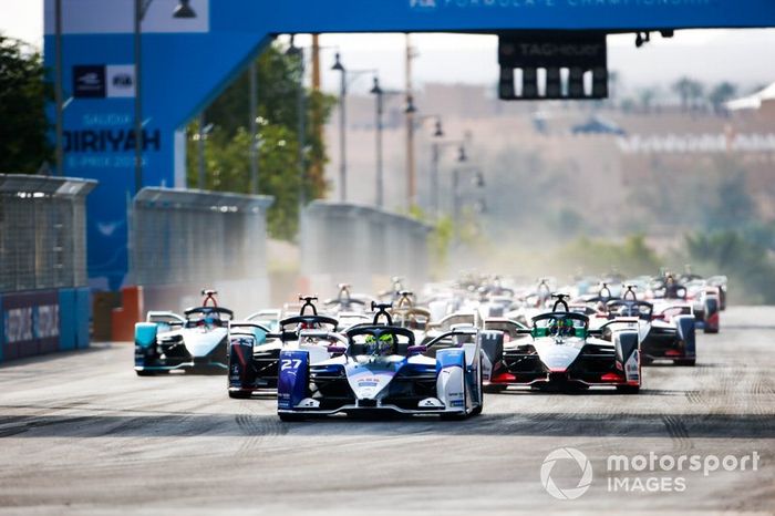 Salida: Alexander Sims, BMW I Andretti Motorsports, BMW iFE.20 leading Sébastien Buemi, Nissan e.Dams, Nissan IMO2, Lucas Di Grassi, Audi Sport ABT Schaeffler, Audi e-tron FE06, Mitch Evans, Jaguar Racing, Jaguar I-