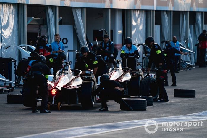Neel Jani, Porsche, Porsche 99x Electric, Andre Lotterer, Porsche, Porsche 99x Electric in the pit lane