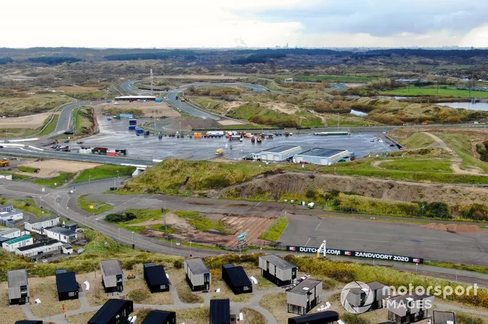 Trabajos de construcción en el autódromo de Zandvoort para el Gran Premio de Holanda