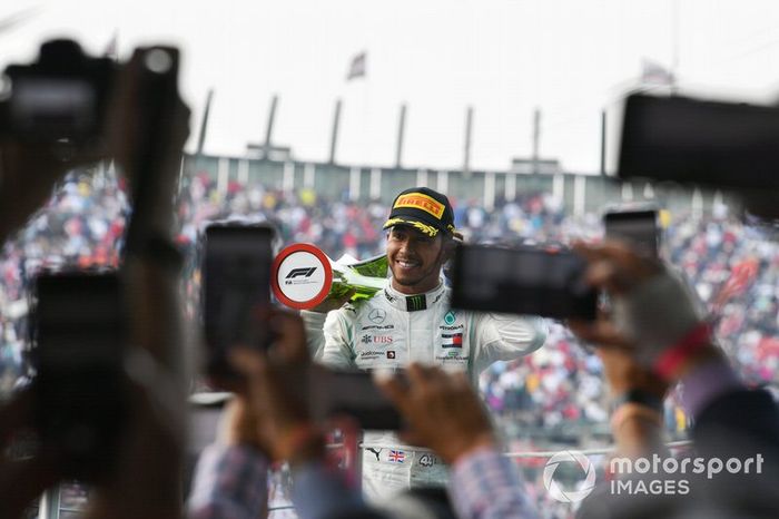 Lewis Hamilton, Mercedes AMG F1, celebra con su trofeo