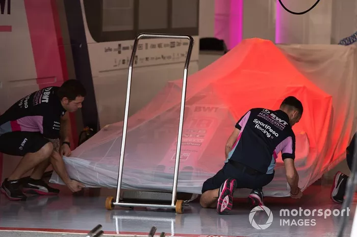 Los mecánicos retiran las planchas de Racing Point RP19 