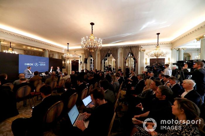 Sir Jim Ratcliffe presidente y director general del grupo químico Ineos y Toto Wolff, Director Ejecutivo (Negocios), Mercedes AMG 