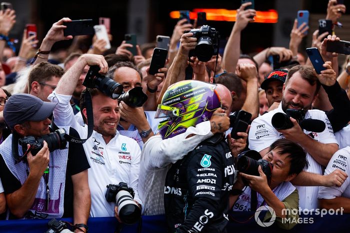 Lewis Hamilton, Mercedes-AMG, 2ª posición, celebra con su equipo en Parc Ferme