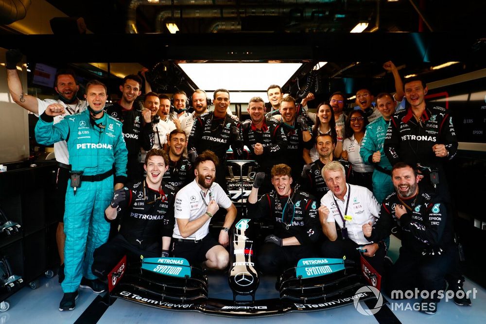Miembros del equipo Mercedes con el coche de Valtteri Bottas, Mercedes W12, en el garaje