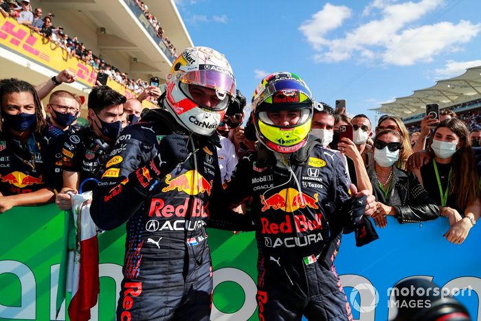 Max Verstappen, Red Bull Racing, 1ª posición, y Sergio Pérez, Red Bull Racing, 3ª posición, celebran en el Parc Ferme