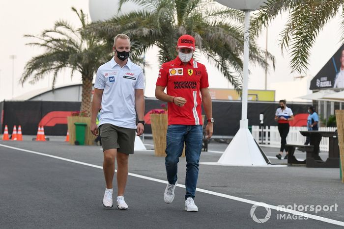 Nikita Mazepin, Haas F1, Charles Leclerc, Ferrari en el paddock