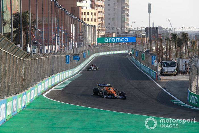 Lando Norris, McLaren MCL35M, Kimi Raikkonen, Alfa Romeo Racing C41 