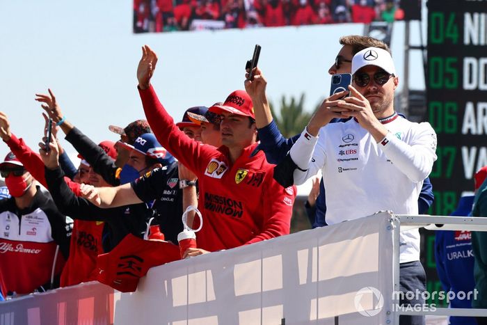 Carlos Sainz Jr., Ferrari, y Valtteri Bottas, Mercedes, en el desfile de pilotos