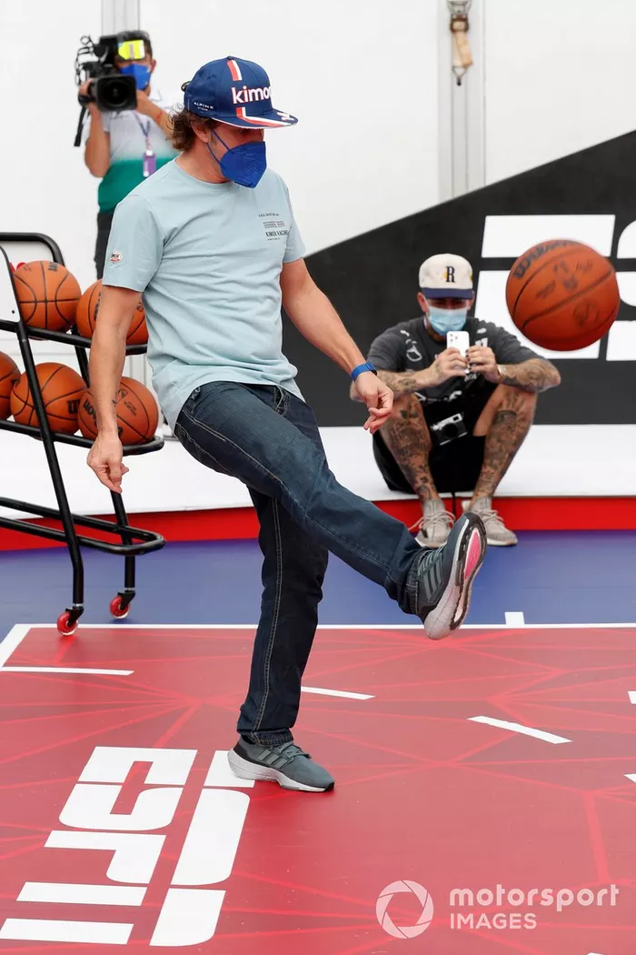 Fernando Alonso, Alpine F1, lanza una pelota de baloncesto
