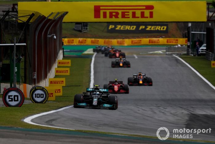 Valtteri Bottas, Mercedes W12, Carlos Sainz Jr, Ferrari SF21, y Max Verstappen, Red Bull Racing RB16B