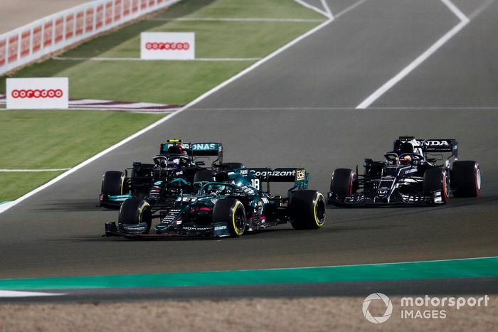 Lance Stroll, Aston Martin AMR21, Yuki Tsunoda, AlphaTauri AT02, y Valtteri Bottas, Mercedes W12.