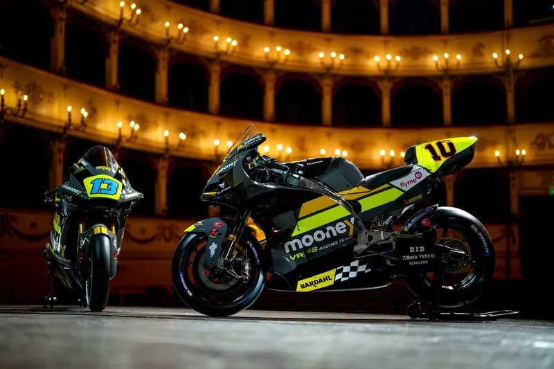Les motos de VR46 en Moto2 (à gauche) et en MotoGP (à droite)