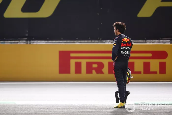 Sergio Pérez, de Red Bull Racing, se lamenta después de quedar fuera de la carrera en el reinicio