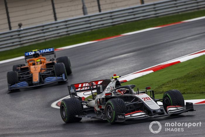 Kevin Magnussen, Haas VF-20, Lando Norris, McLaren MCL35