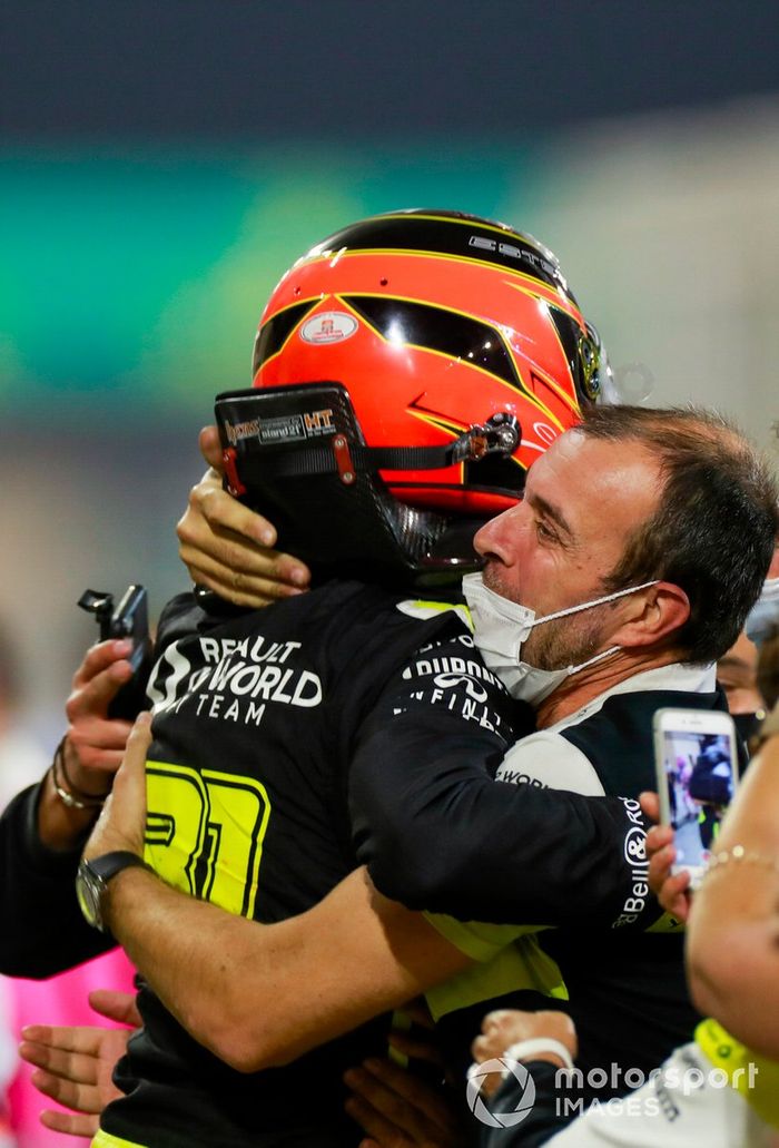 Esteban Ocon, Renault F1, 2ª posición, celebra con su equipo en Parc Ferme