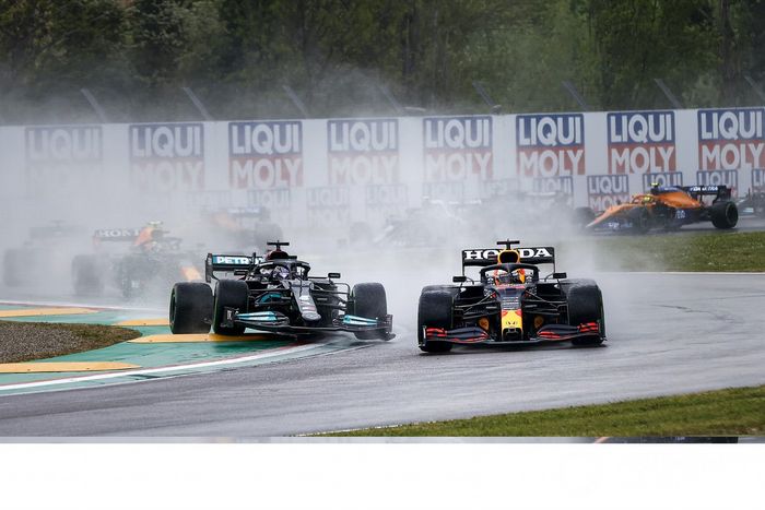 Max Verstappen, Red Bull Racing RB16B, lucha por la posición con Lewis Hamilton, Mercedes W12 al inicio