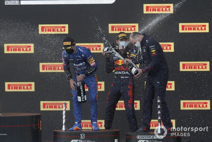 Podio: ganador  Max Verstappen, Red Bull Racing, y el tercer lugar Lando Norris, McLaren