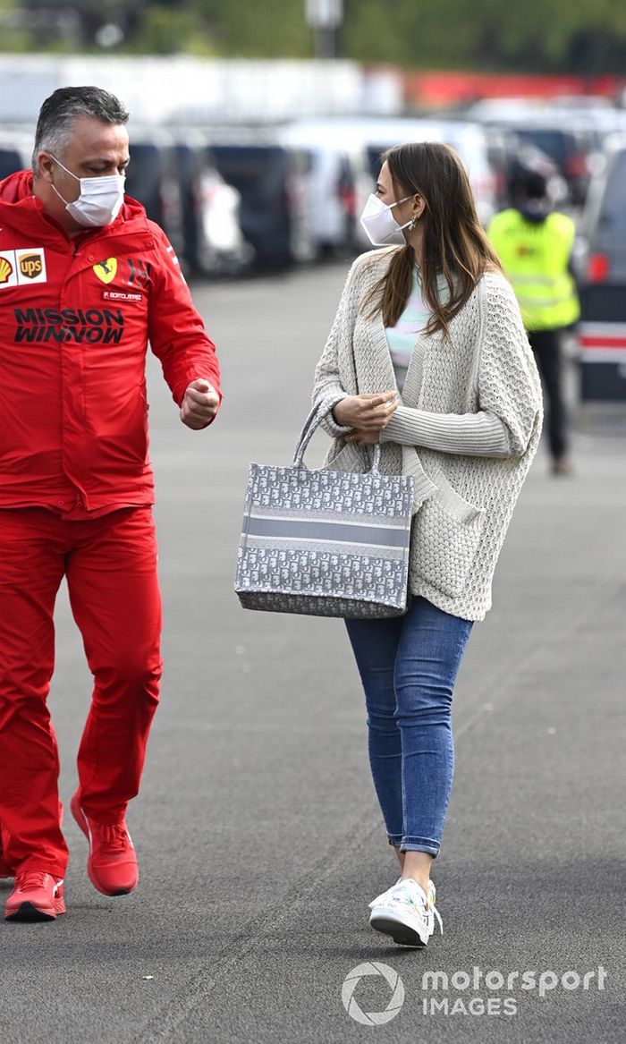 Charlotte Sine, novia de Charles Leclerc, llega al circuito con Fabrizio Bortolamasi, de Ferrari