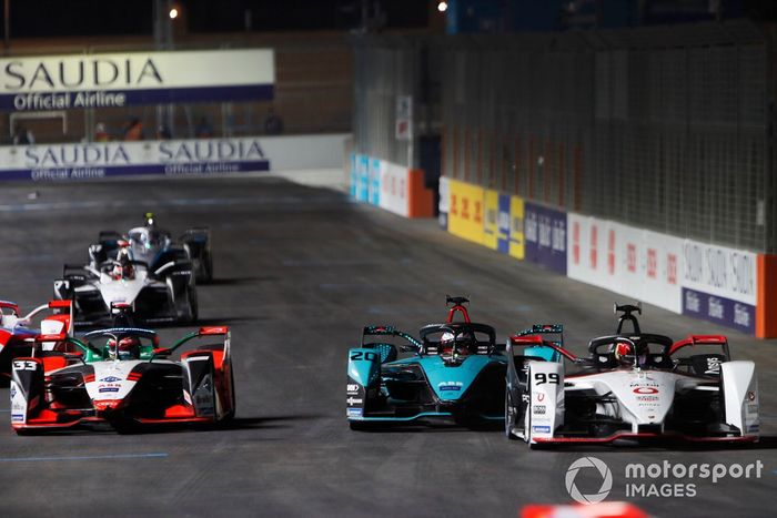 Pascal Wehrlein, Tag Heuer Porsche, Porsche 99X Electric, por delante de Mitch Evans, Panasonic Jaguar Racing, Jaguar I-Type 5, y Rene Rast, Audi Sport ABT Schaeffler, Audi e-tron FE07