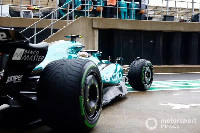 Fernando Alonso, Aston Martin AMR24, quitte le garage