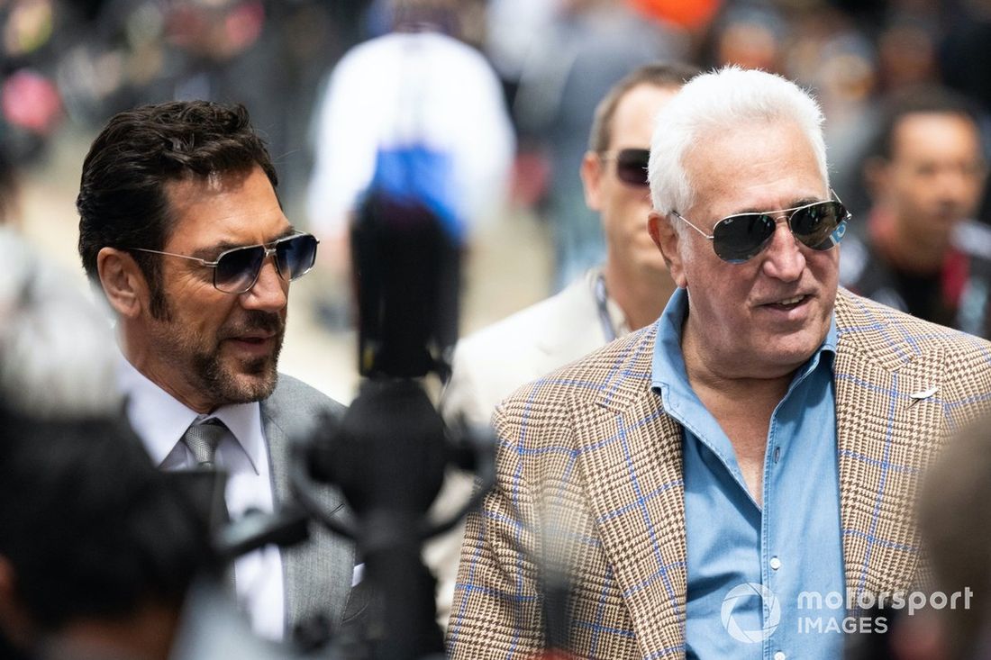 Aktor Javier Bardem i Lawrence Stroll, właściciel Aston Martin F1 Team, na starcie.