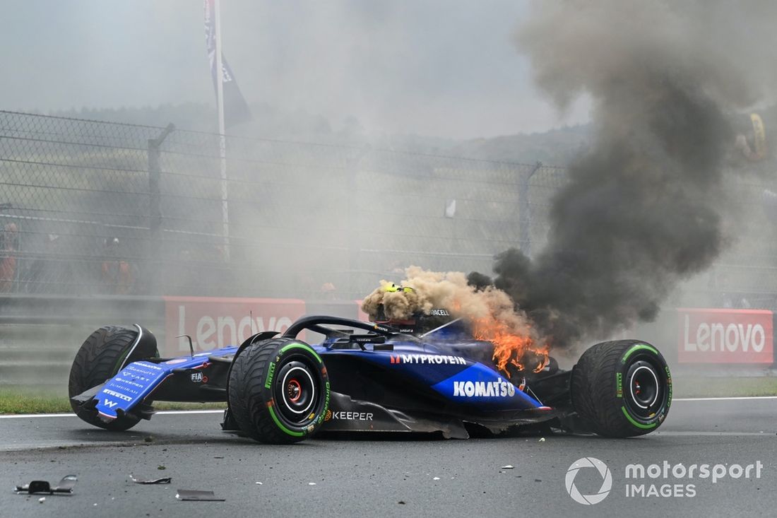 El coche de Logan Sargeant, Williams FW46, arde tras un accidente en la FP3