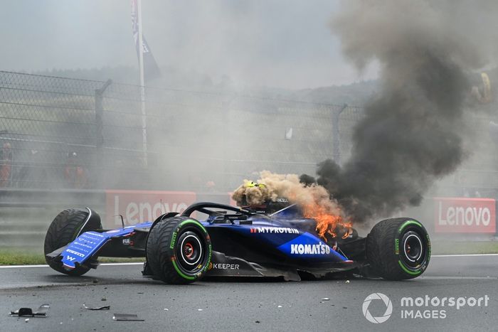 El coche de Logan Sargeant, Williams FW46, arde tras un accidente en la FP3