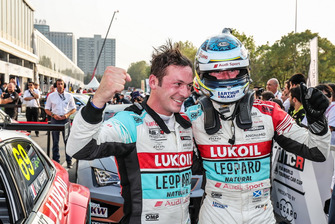 Yarış galibi Jean-Karl Vernay, Audi Sport Leopard Lukoil Team Audi RS 3 LMS ve Gordon Shedden, Audi Sport Leopard Lukoil Team Audi RS 3 LMS