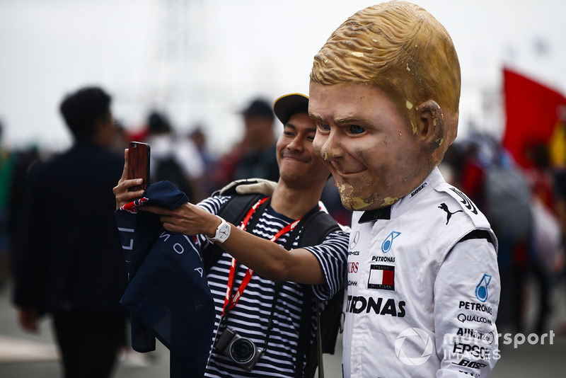 Un fan obtiene una foto con una caricatura de Valtteri Bottas, Mercedes AMG F1.