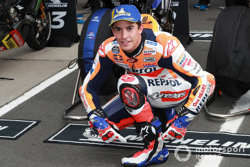 Poleman Marc Marquez, Repsol Honda Team con unas botas y guantes como las de Mick Doohan