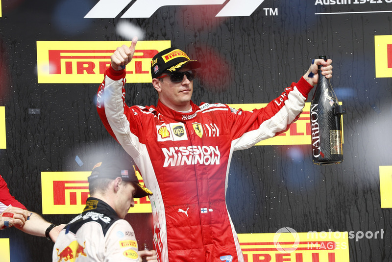 Kimi Raikkonen, Ferrari, merayakan kemenangan di podium