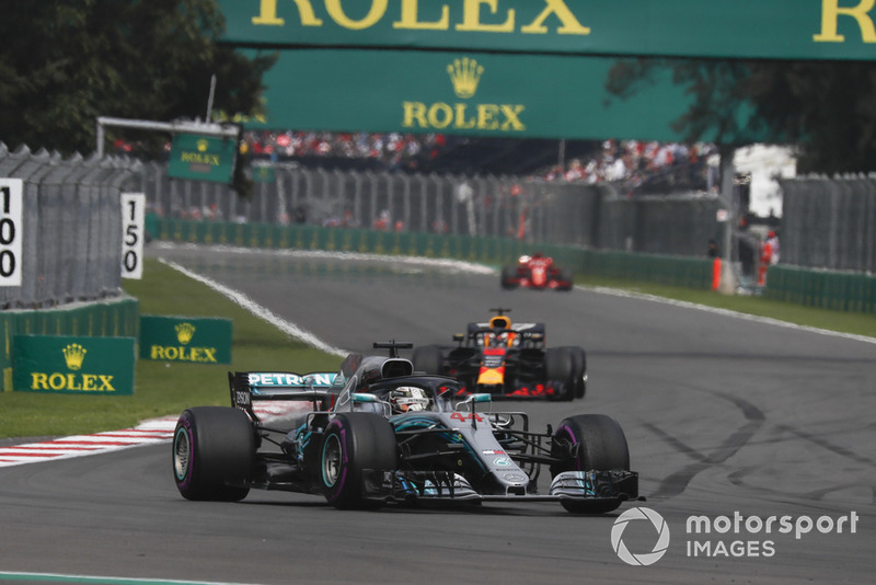 Lewis Hamilton, Mercedes AMG F1 W09 EQ Power+ y Daniel Ricciardo, Red Bull Racing RB14