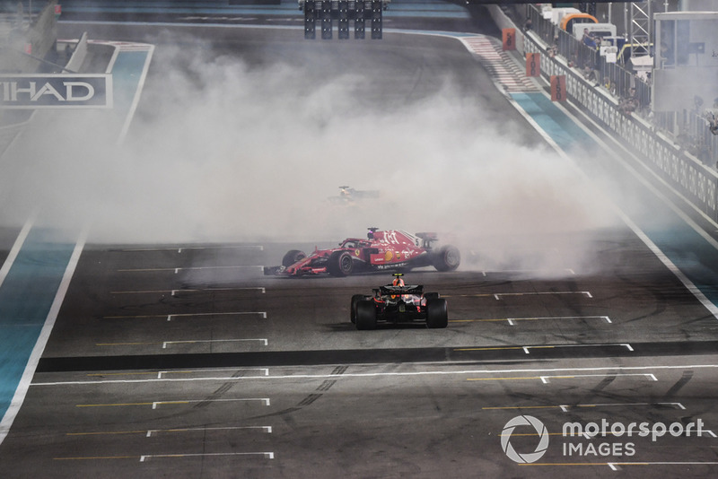 Lewis Hamilton, Mercedes-AMG F1 W09, Sebastian Vettel, Ferrari SF71H e Fernando Alonso, McLaren MCL33, eseguono dei donut alla fine della gara