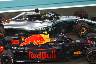 Lewis Hamilton, Mercedes-AMG F1 W09 avec les disques de freins rouges et Max Verstappen, Red Bull Racing RB14