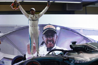 Lewis Hamilton, Mercedes AMG F1, 1° classificato, festeggia la vittoria