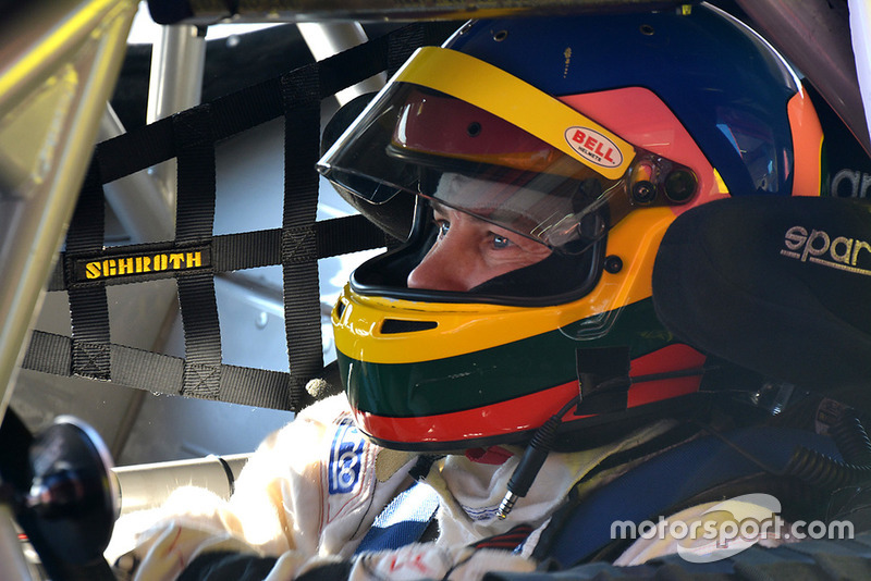Jacques Villeneuve probando un Ford Mustang