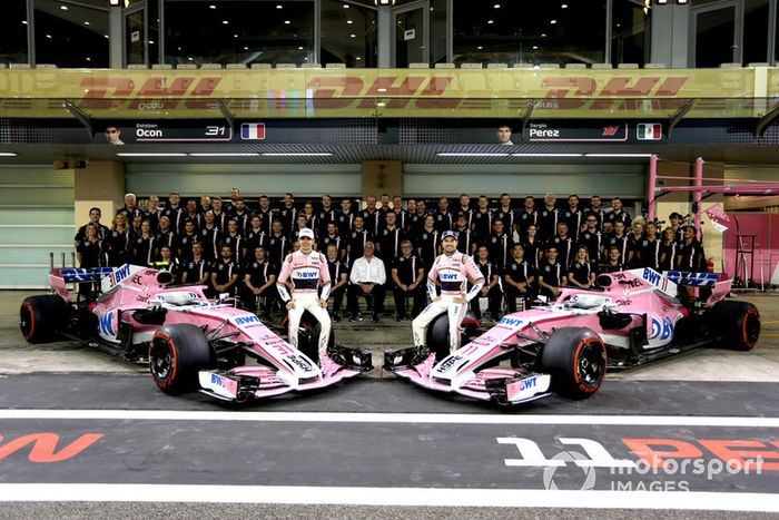 Esteban Ocon, Racing Point Force India y Sergio Pérez, Racing Point Force India en la foto del equipo Racing Point Force India F1